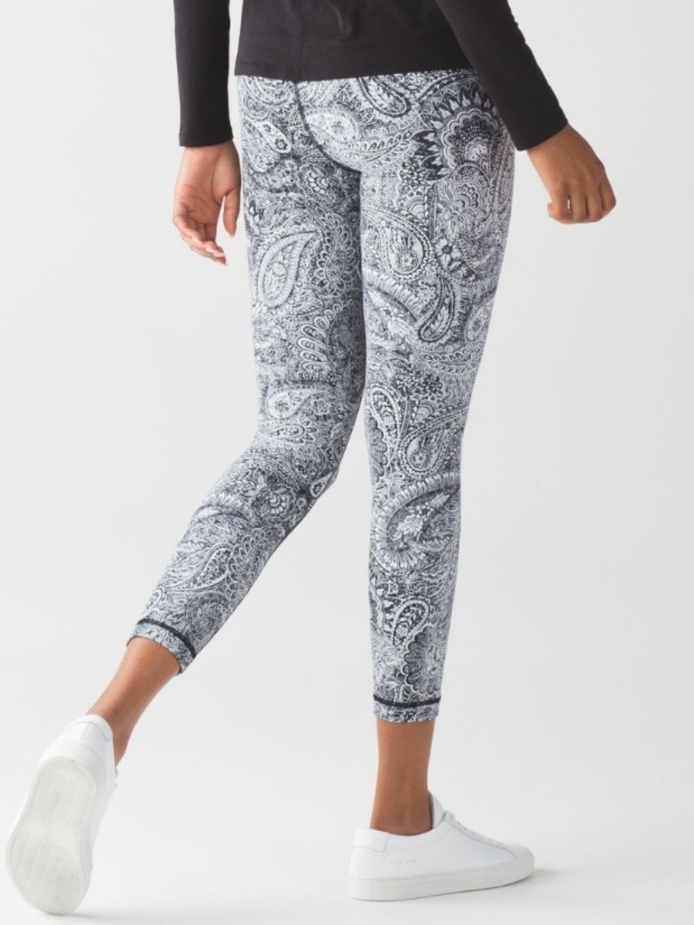 Lululemon High Times Pant Antique Paisley Size 6 in White Black 7/8 Length EUC